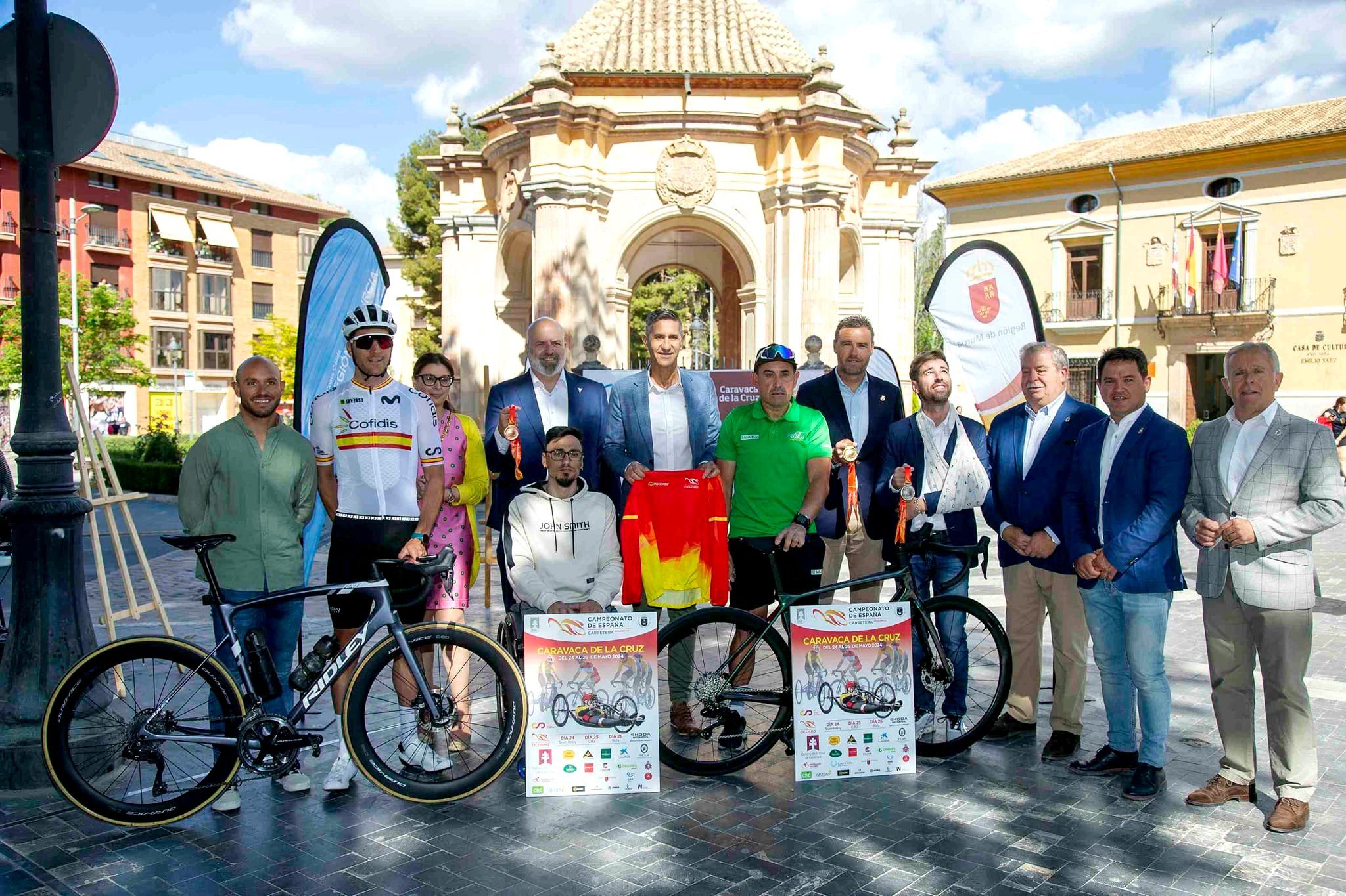 Autoridades, patronos y algunos de los participantes en el Campeonato de España, en el acto de presentación que ha tenido lugar en La Corredera.