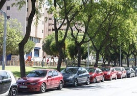 Imagen de archivo de unos coches estacionados.