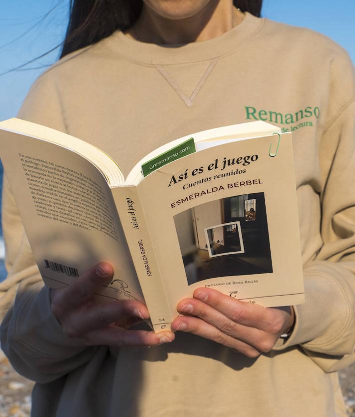 Imagen secundaria 2 - Los participantes, que dormirán en autocaravanas, podrán desconectar con un libro en la orilla. 