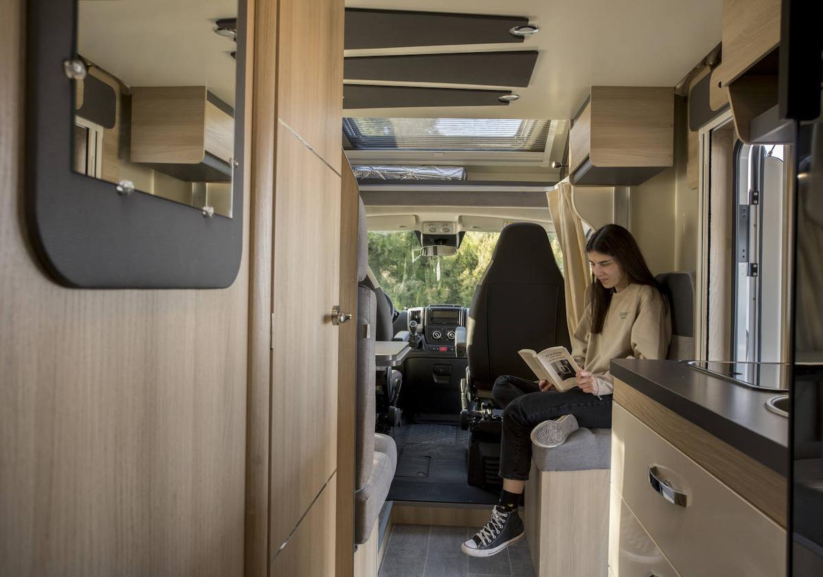 Imagen principal - Los participantes, que dormirán en autocaravanas, podrán desconectar con un libro en la orilla. 