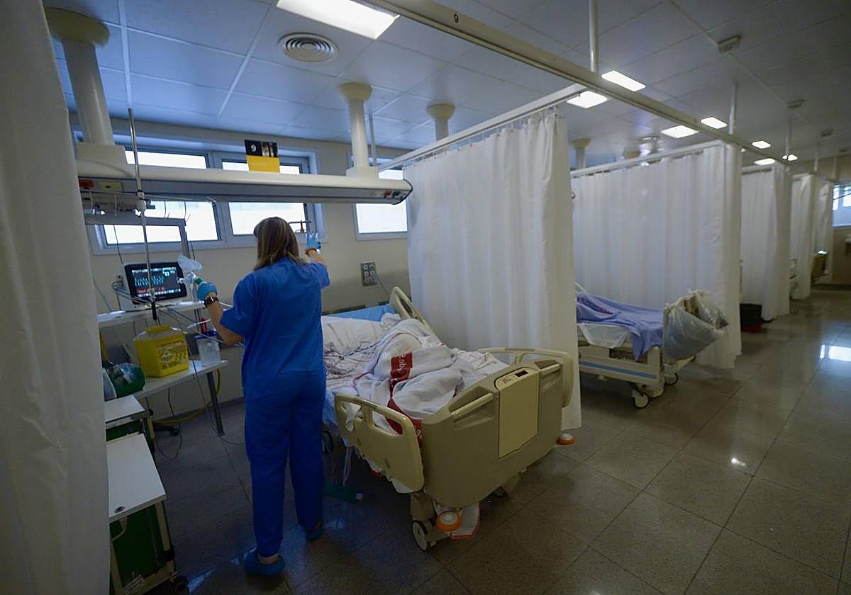 Una sanitaria en un hospital, en una foto de archivo.