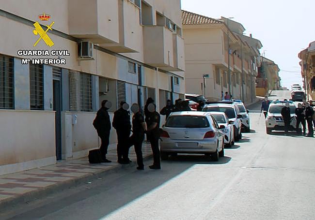 Los agentes en la zona en la que se encontraba la plantación.