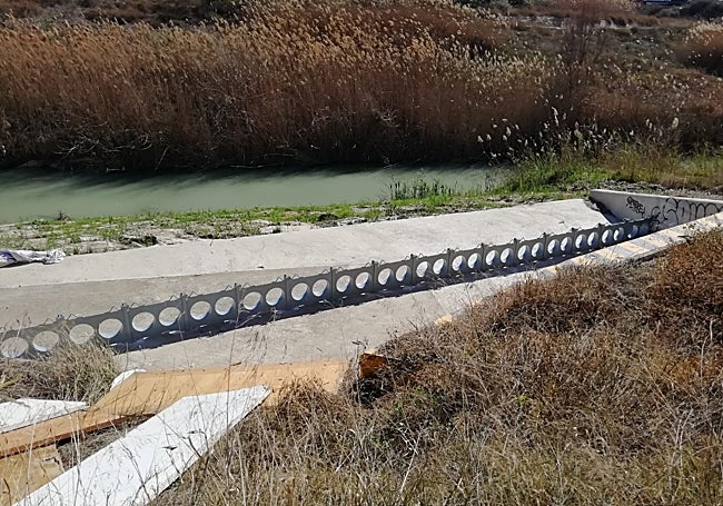 Sistema colocado sin redes en la salida del aliviadero central de la red de saneamiento en La Fica.