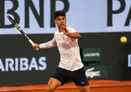 Carlos Alcaraz entrenando en Roland Garros, este miércoles.