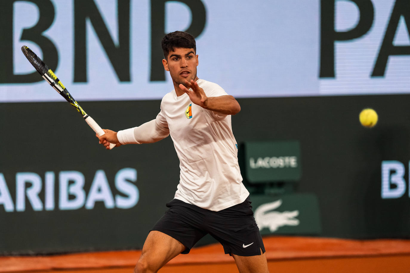 Carlos Alcaraz entrenando en Roland Garros, este miércoles.