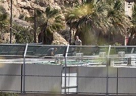 Dos operarios desmontan los primeros módulos que serán trasladados a la Algameca.