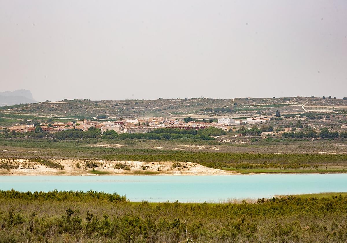 La pedanía oriolana de Torremendo, con el embalse de La Pedrera en primer término.