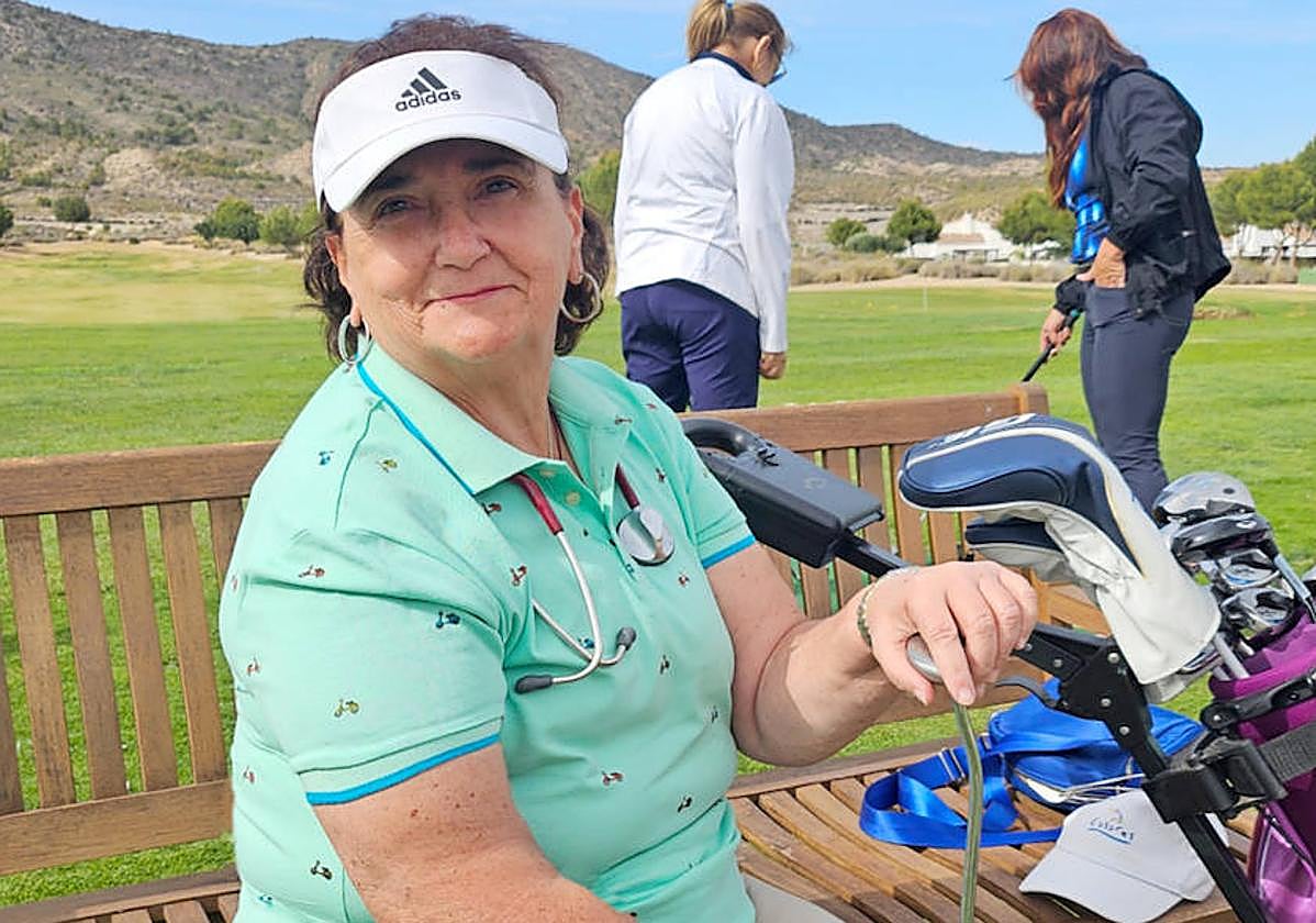 La murciana Isabel María Hidalgo ha cambiado el fonendo (con el que posó para la foto) por el 'putter' de golf.