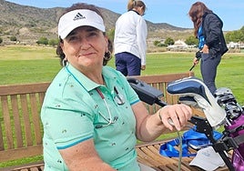 La murciana Isabel María Hidalgo ha cambiado el fonendo (con el que posó para la foto) por el 'putter' de golf.