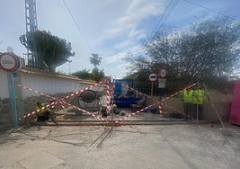 Obreros instalan una verja en el acceso a la avenida de la Luz, eje principal del residencial.