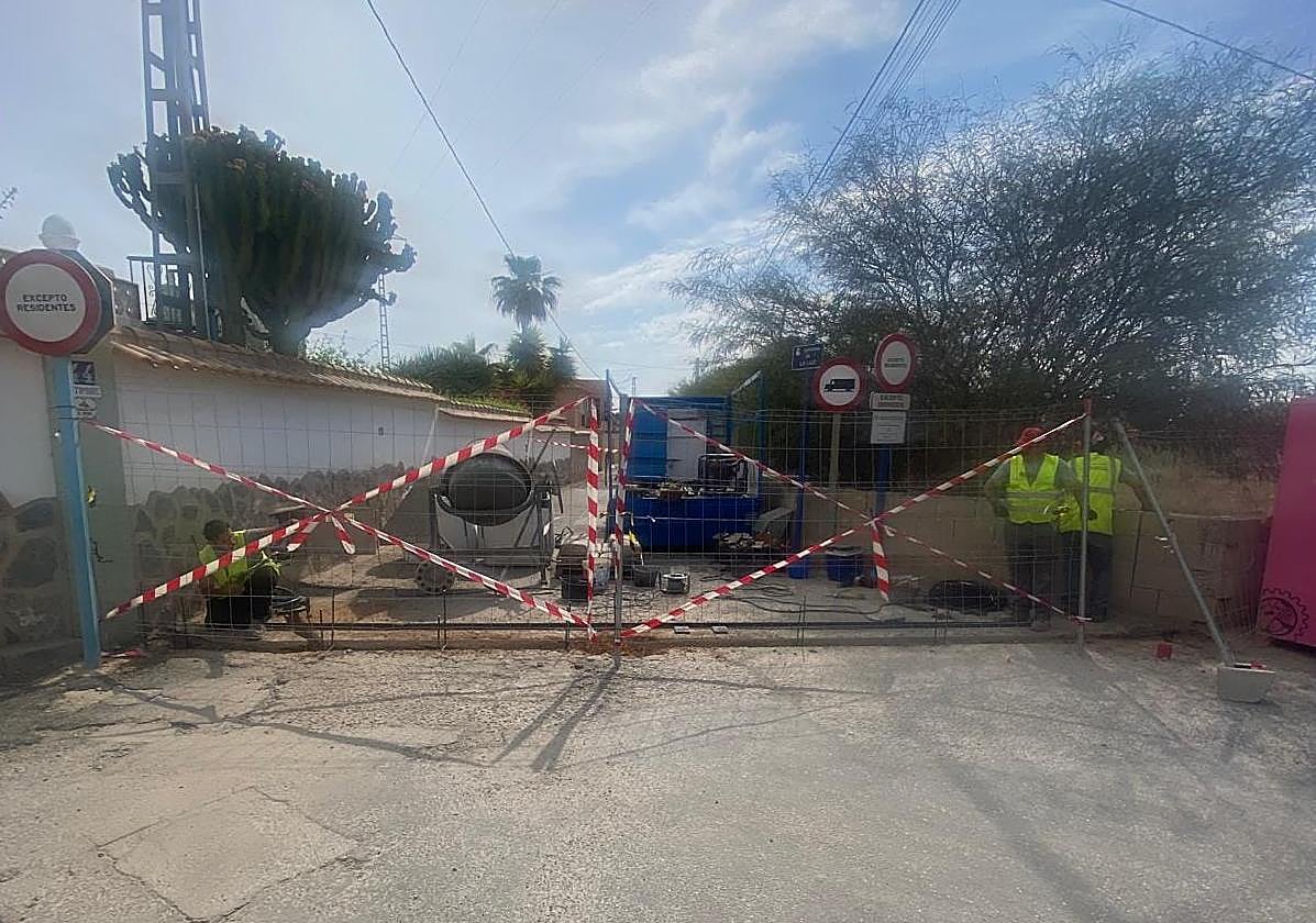 Obreros instalan una verja en el acceso a la avenida de la Luz, eje principal del residencial.