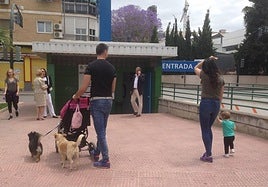 Una pareja camina con su bebé en una imagen de archivo.