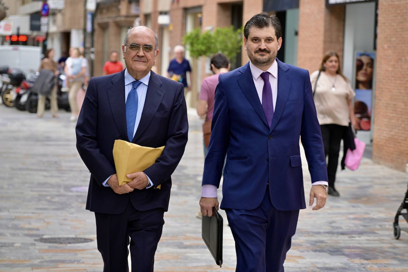 Familiares, excompañeros de la política y amigos arropan a Juan Ramón Calero en Las Claras