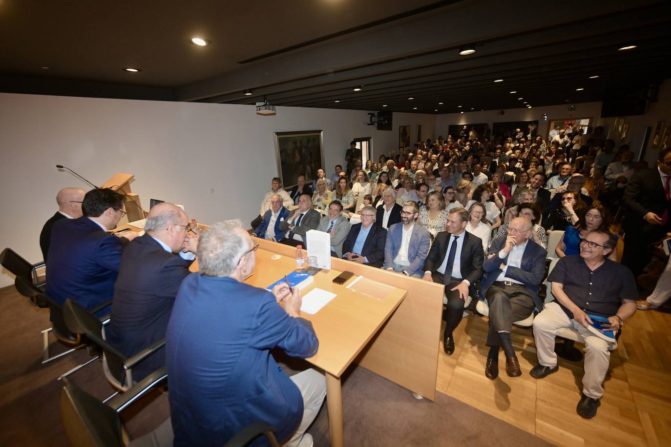 Familiares, excompañeros de la política y amigos arropan a Juan Ramón Calero en Las Claras