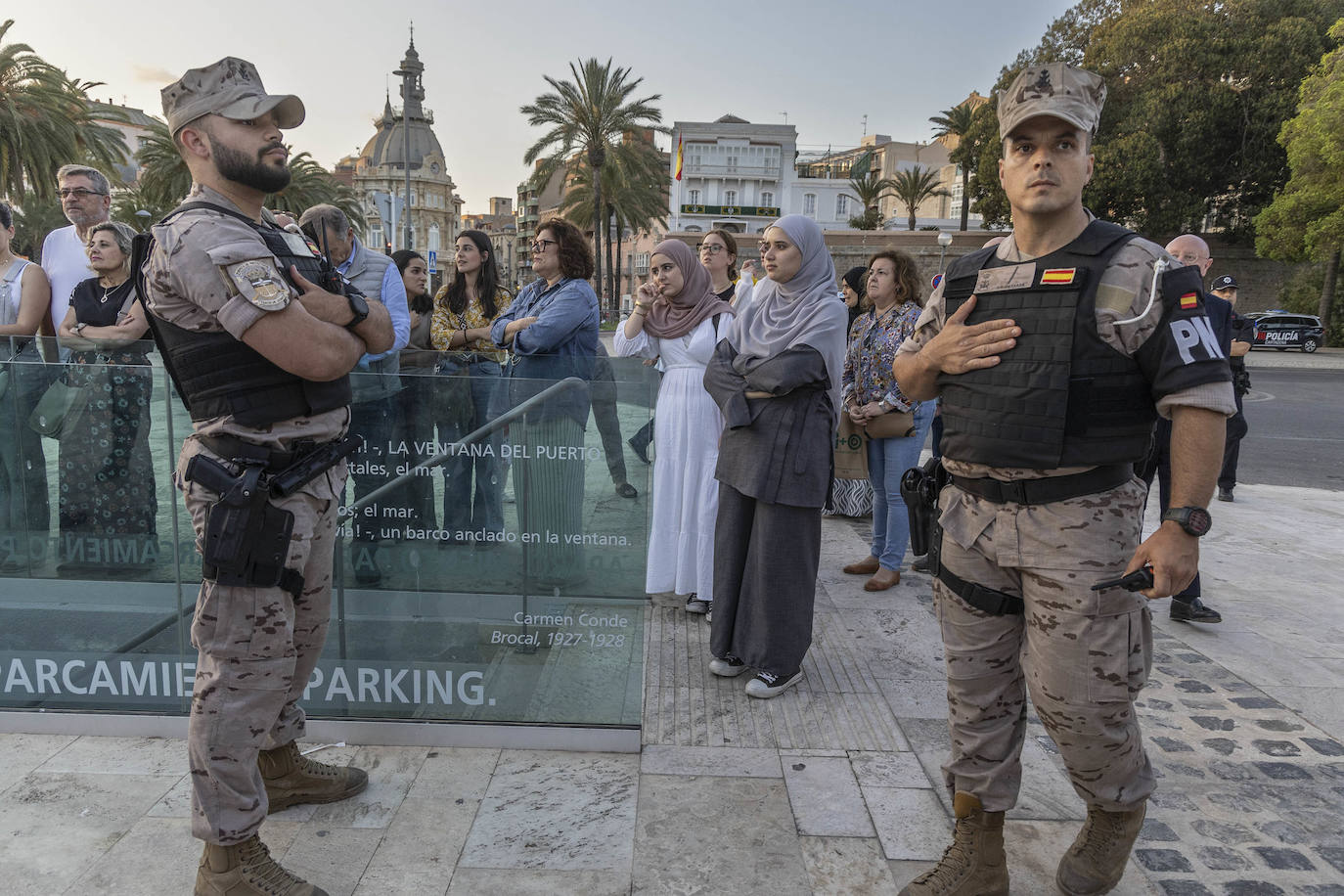 Arriado solemne de bandera en el Muelle de Alfonso XII de Cartagena