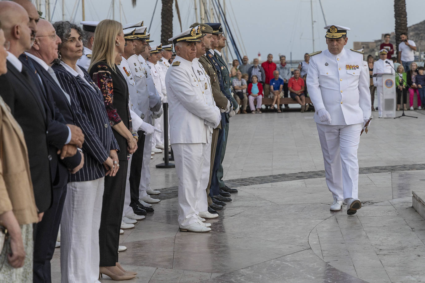 Arriado solemne de bandera en el Muelle de Alfonso XII de Cartagena
