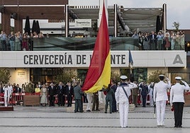 Arriado solemne de bandera en el Muelle de Alfonso XII de Cartagena