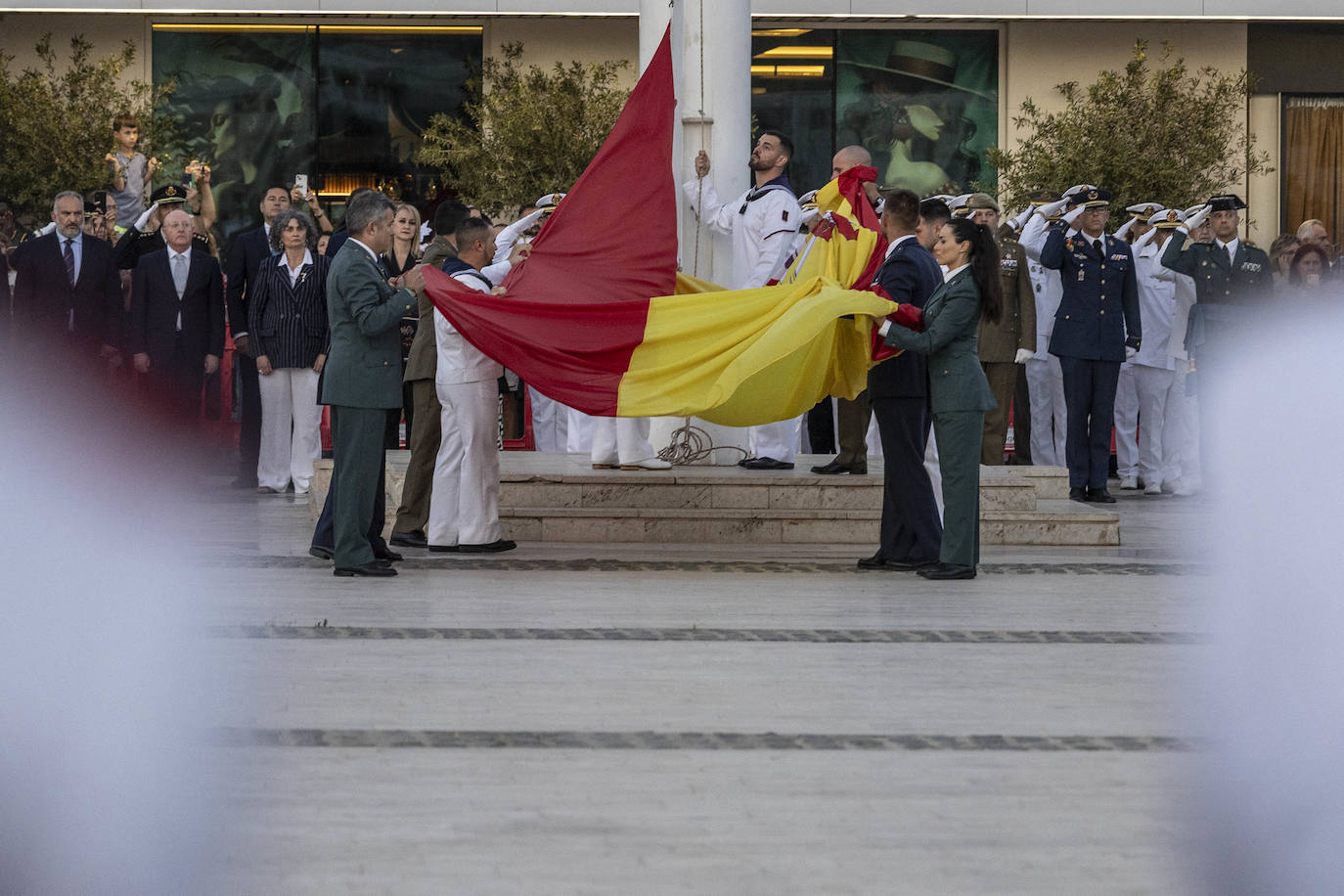 Arriado solemne de bandera en el Muelle de Alfonso XII de Cartagena