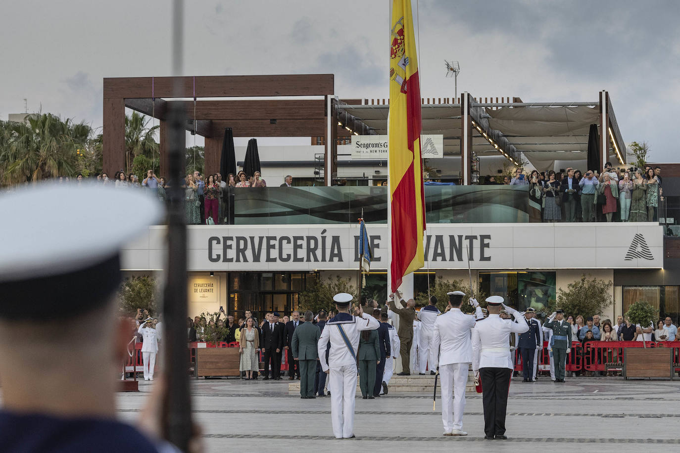 Arriado solemne de bandera en el Muelle de Alfonso XII de Cartagena