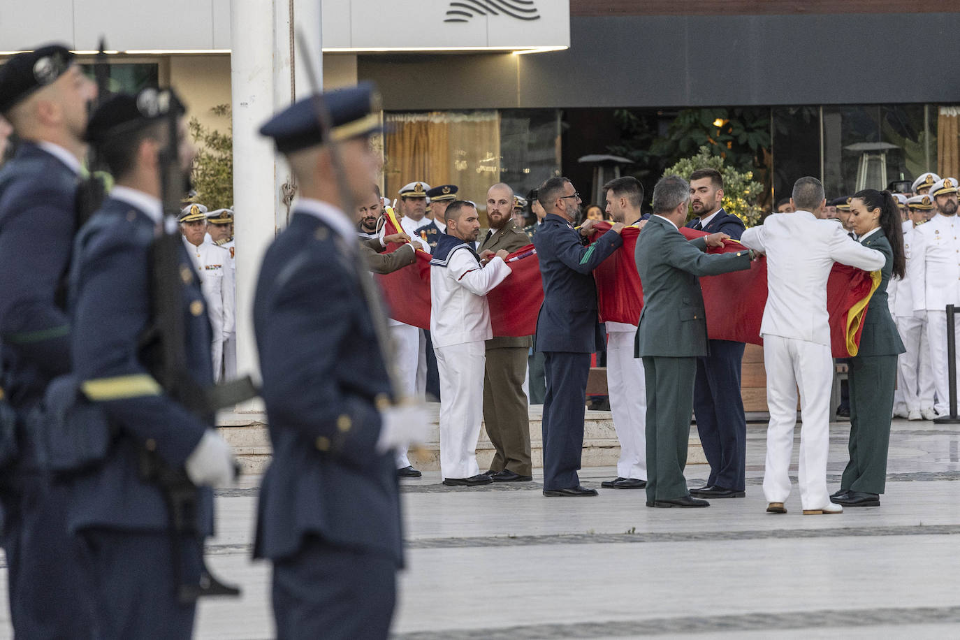 Arriado solemne de bandera en el Muelle de Alfonso XII de Cartagena