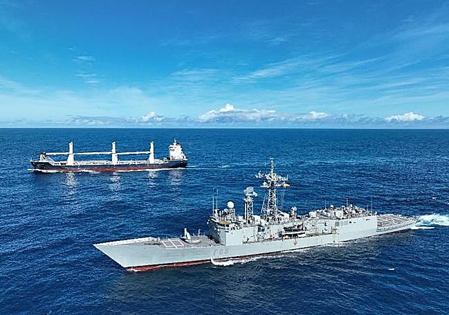 La fragata 'Canarias', junto al buque Basilisk.