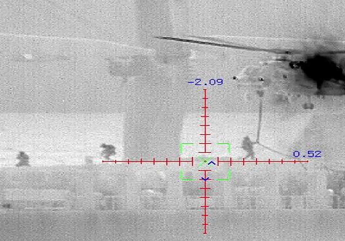 Imagen de la inserción del equipo de boinas verdes en el buque desde el helicóptero.