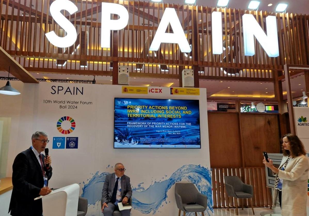 Mario Urrea interviene en uno de los paneles científicos del X Foro Mundial del Agua.