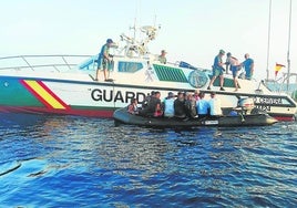 La patrullera 'Río Cervera' del Servicio Marítimo de la Guardia Civil rescata una patera frente a la costa de la Región, en agosto del año pasado.