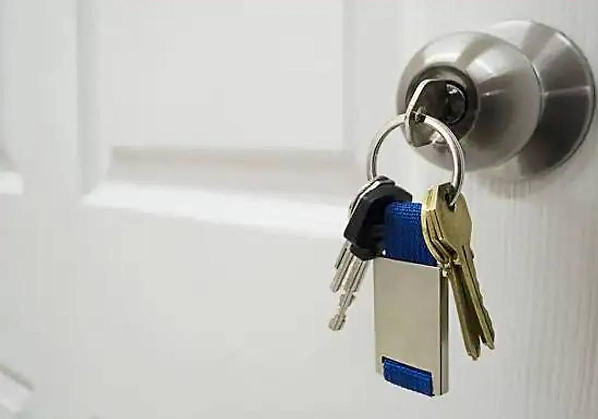 Una criminóloga advierte del riesgo que corres si compartes una foto de las llaves de tu casa.