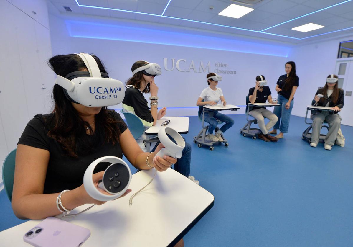 Simulación con gafas de realidad virtual, ayer, en el Campus de los Jerónimos de la UCAM.