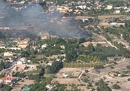 Incendio cerca del río Segura a su paso por Murcia.