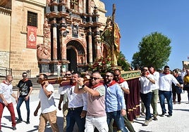 Santa Elena sale de la basílica en andas portada por caballistas