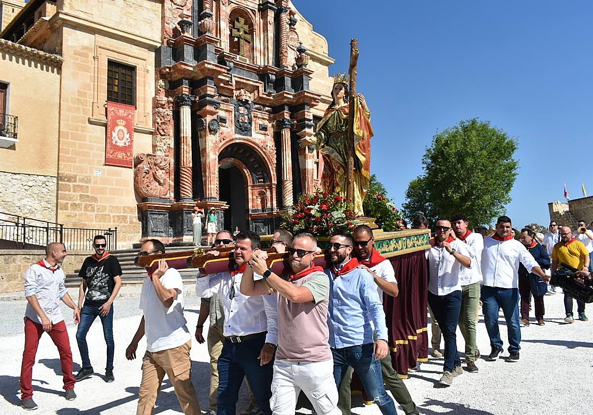 Santa Elena sale de la basílica en andas portada por caballistas