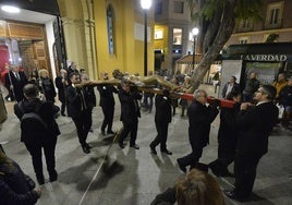 Vía Crucis de la Cofradía de la Caridad, saliendo de Santa Catalina, en una imagen de archivo.