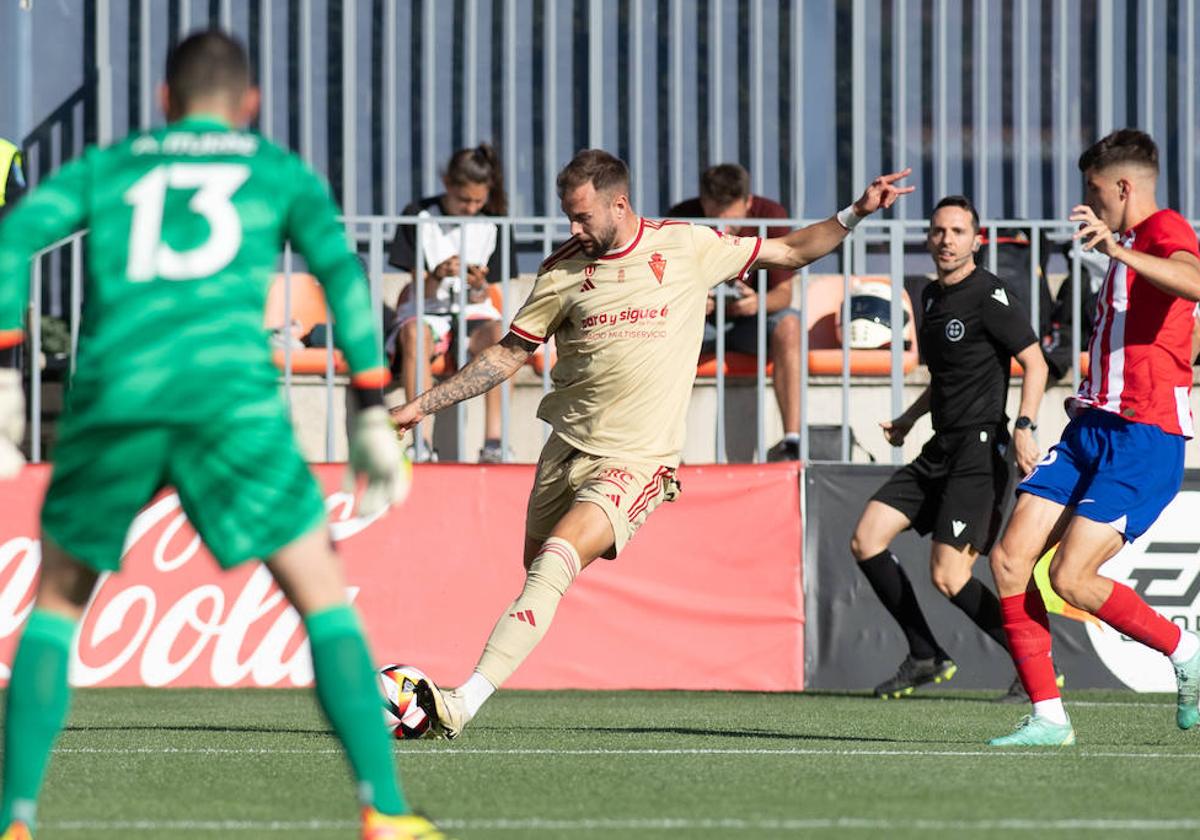 Carrillo golpea al balón en el partido contra el Atleti B.