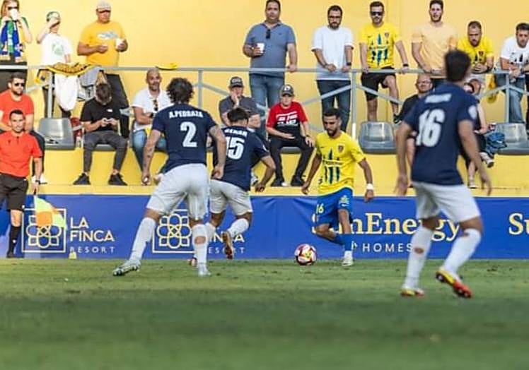 El regateador Hamza atrae la atención de tres defensores del Badalona.