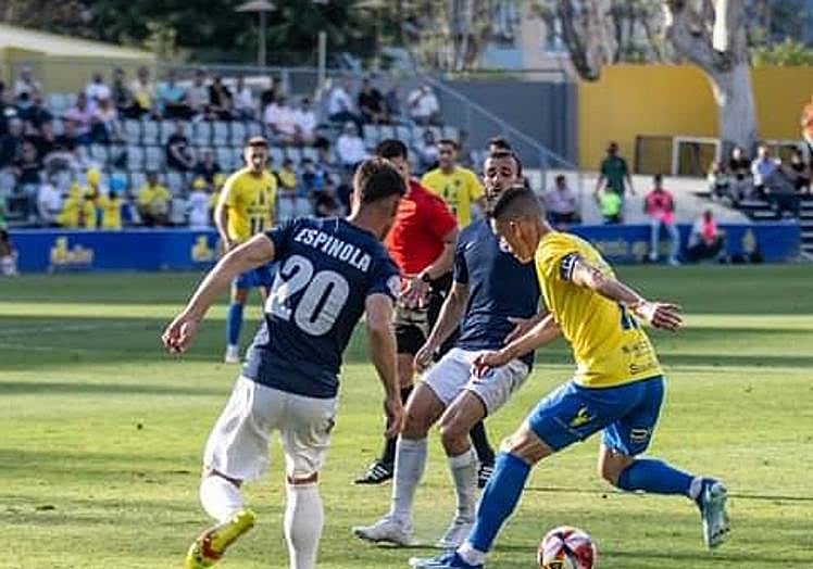 Callejón intenta superar a los defensores Espinola y Pedraza.