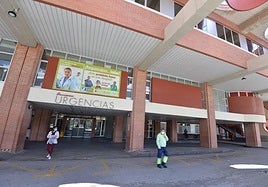 Entrada a Urgencias del hospital Virgen de la Arrixaca, en una imagen de archivo.
