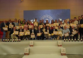 Imagen grupal de los premiados en el Certamen de Calidad de Vinos DOP.