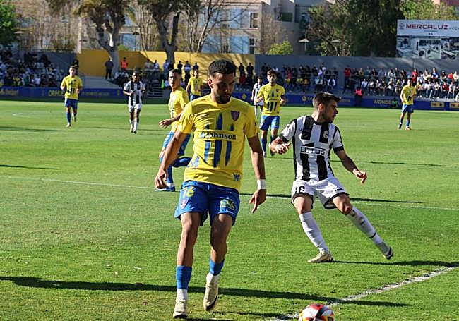 El veloz regateador Hamza controla el balón junto al área del Linense.
