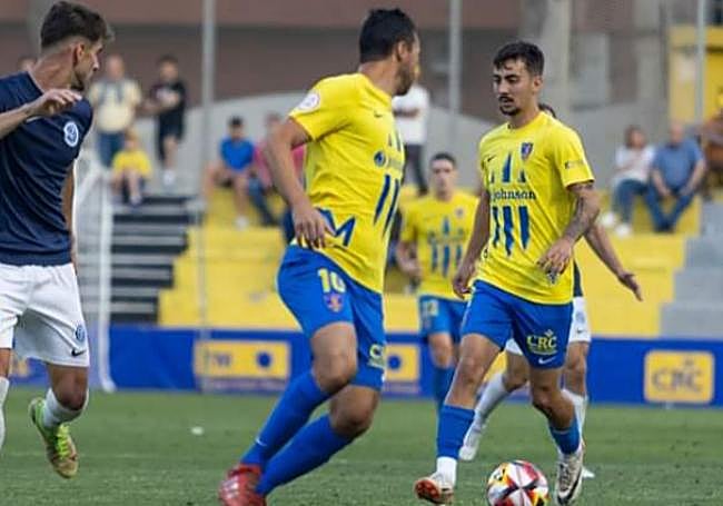De Las Cuevas y Goyo (con el balón) inician un contraataque hacia el área del Badalona.