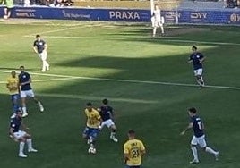 Hamza con el balón, vigilado por tres defensores cerca del área del Badalona en Los Arcos.
