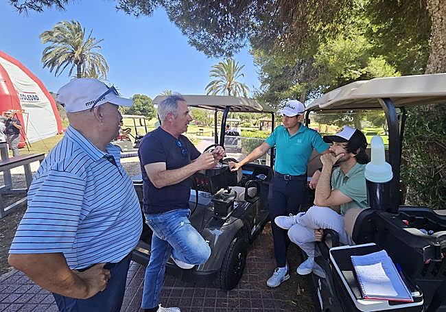 Otero escuchando las explicaciones de uno de sus compañeros de partida, Emilio Pérez Ferrer.