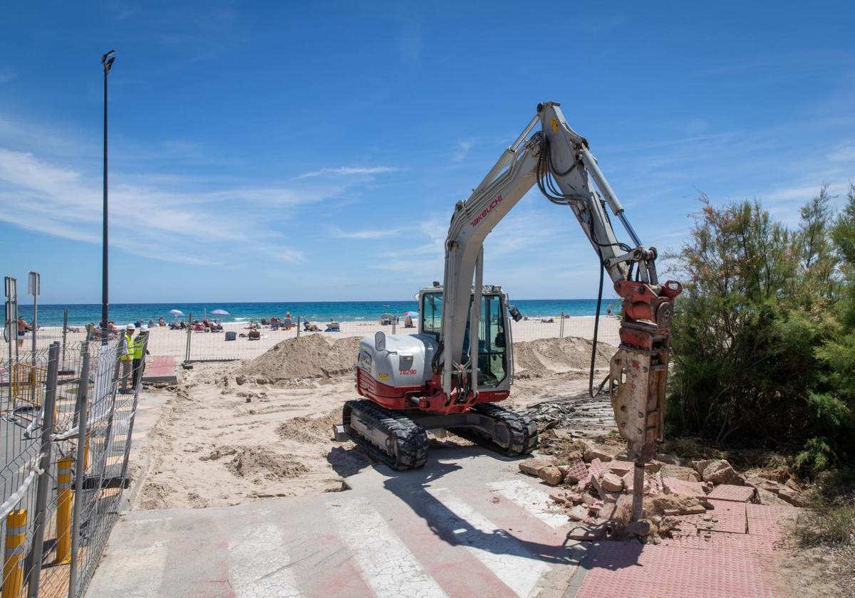 Una máquina acaba con los restos de firme y acera que quedaban sobre dominio de Costas en la desembocadura del río Nacimiento, junto a la playa de La Glea.