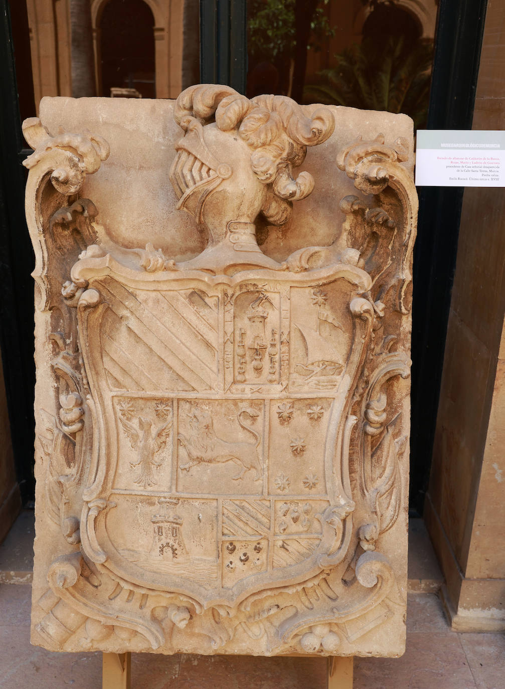 Escudo de alianzas de Calderón de la Barca, Tojas, Marín y Ladrón de Guevara procedente de la Casa señorial desaparecida de la Calle Santa Teresa, Murcia.