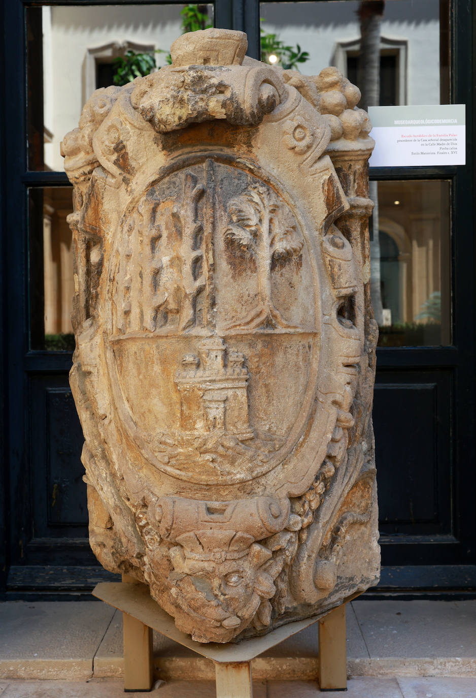 Escudo heráldico de la Familia Palao procedente de la Casa señorial desaparecida en la Calle Madre de Dios.