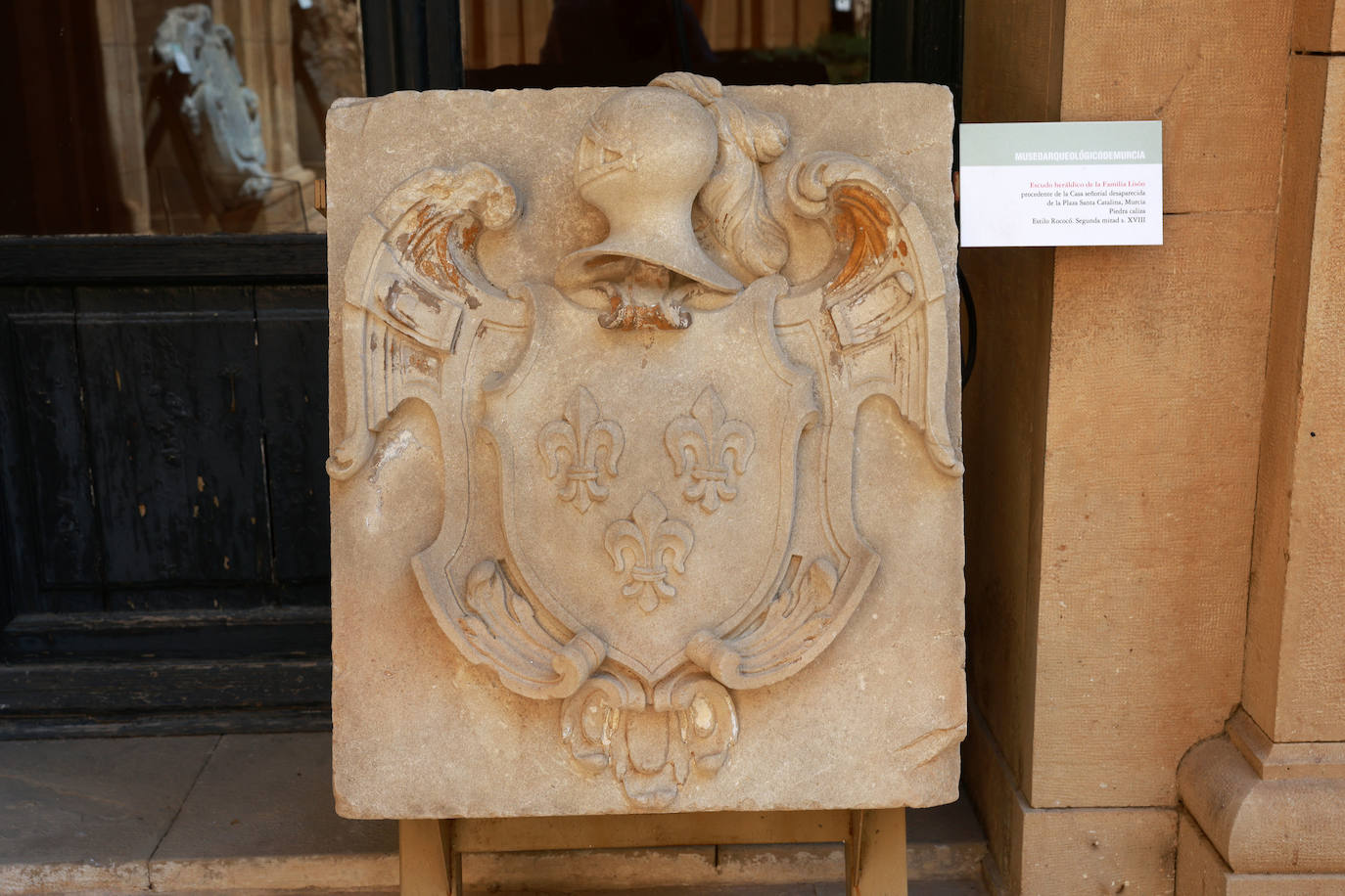 Escudo heráldico de la Familia Lisón procedente de la Casa señorial desapaarecida de la Plaza Santa Catalina, Murcia.