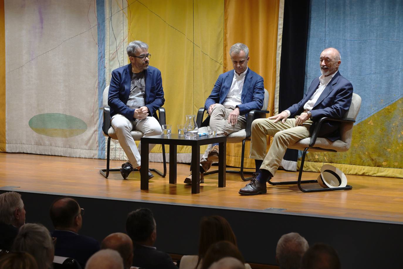 En imágenes, Pérez-Reverte participa en el encuentro &#039;Literatura y aventura&#039;