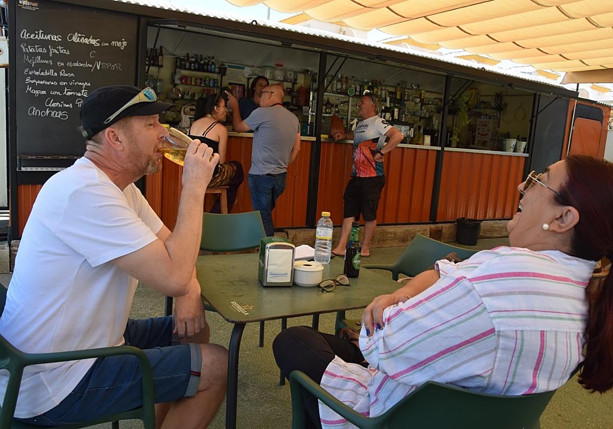 El finlandés Sami toma una cerveza inglesa en el Coffee Garden de La Ribera, un lugar de encuentro de residentes y turistas europeos.