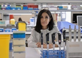 María Luisa Lozano, en uno de los laboratorios del Centro Regional de Hemodonación.